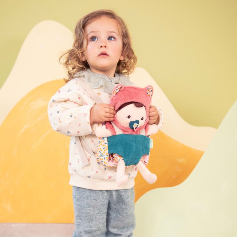 Lalka dzidziuś w nosidełku i z czapeczką Jeanne 18 m+ Lilliputiens