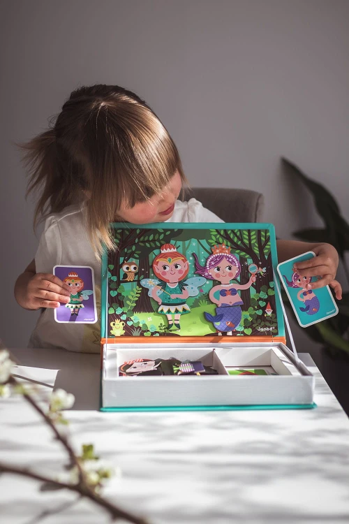 J02588-3700217325886-Magnetyczna-układanka-Świat-baśni-Magnetibook-3-8-lat-Janod-lifestyle- (8).jpg