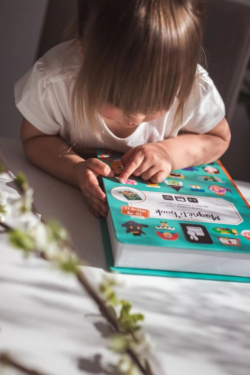 J02588-3700217325886-Magnetyczna-układanka-Świat-baśni-Magnetibook-3-8-lat-Janod-lifestyle- (10).jpg