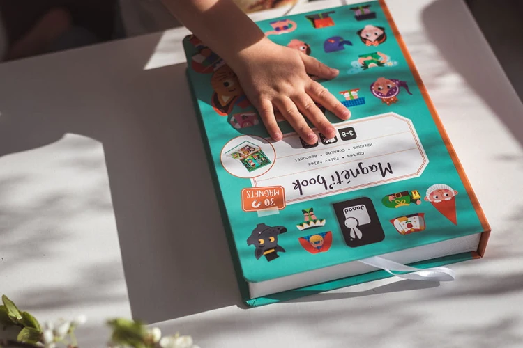 J02588-3700217325886-Magnetyczna-układanka-Świat-baśni-Magnetibook-3-8-lat-Janod-lifestyle- (11).jpg