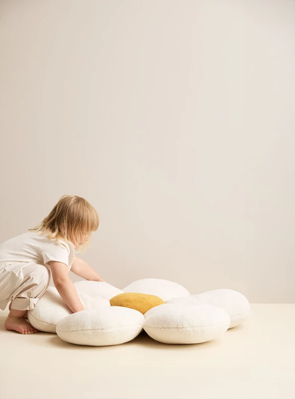 Poduszka na podłogę kwiatek biały Kid's Concept