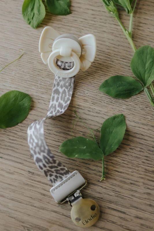 Zawieszka do smoczka Le leopard Elodie Details