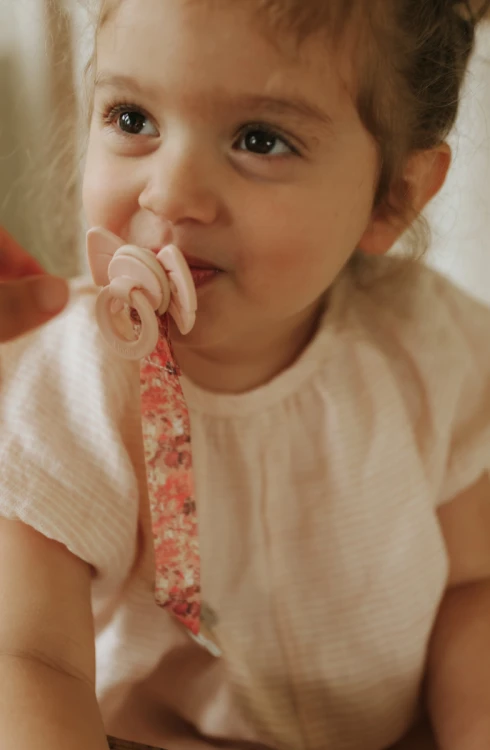 Elodie Details - drewniana zawieszka do smoczka, river rose