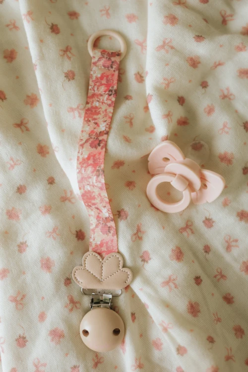 Elodie Details - smoczek silikonowy Binky Bow - 0-6 m, misty pink