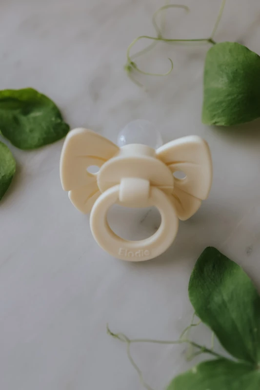 Smoczek silikonowy Binky Bow - 0-6m Oat white Elodie Details