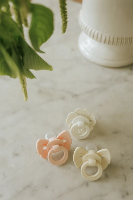 Smoczek silikonowy Binky Bow - 0-6m Oat white Elodie Details
