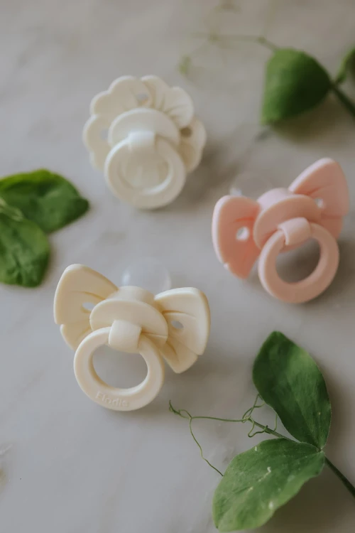 Elodie Details - smoczek lateksowy Binky Bloom - 3 m+, vanilla white