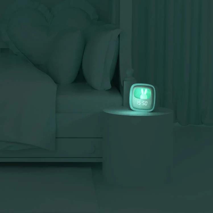 budzik-z-lampka-turkusowy-nocny-stolik-sypialnia.webp