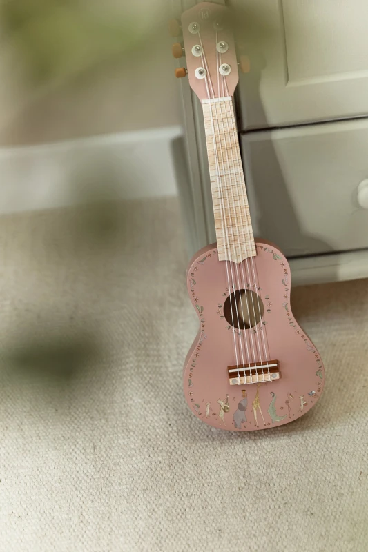 Drewniana gitara różowa Safari Friends FSC Little Dutch