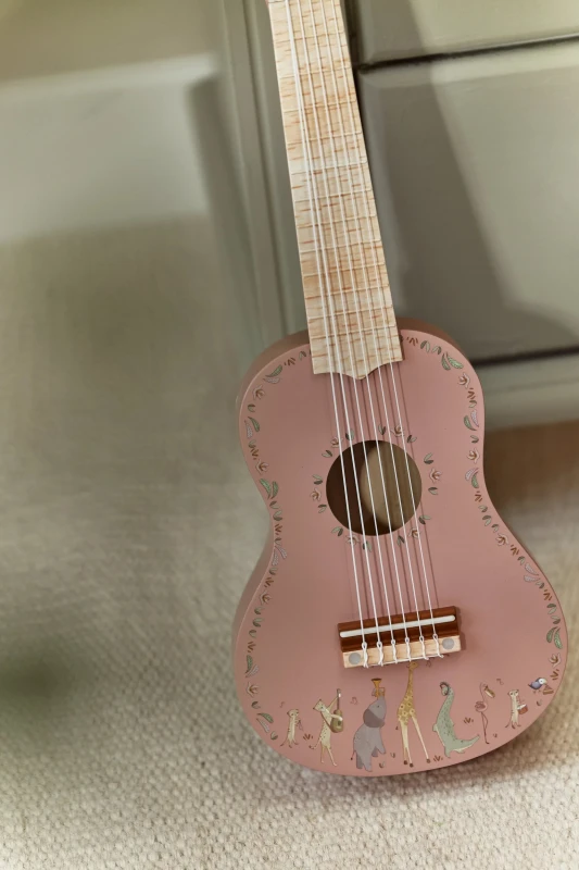 Drewniana gitara różowa Safari Friends FSC Little Dutch