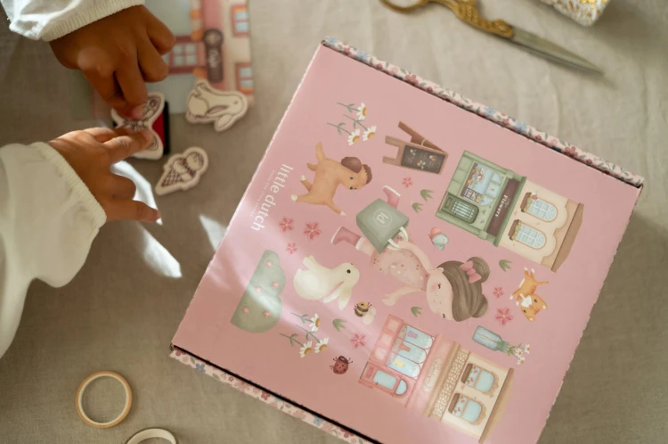 rosa’s-creative-box-xl-126862-21 - Large.jpg