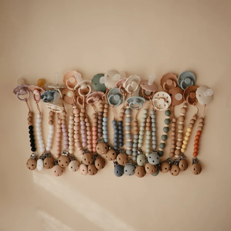 koralikowa-zawieszka-do-smoczka-luna-mushie (14).jpg