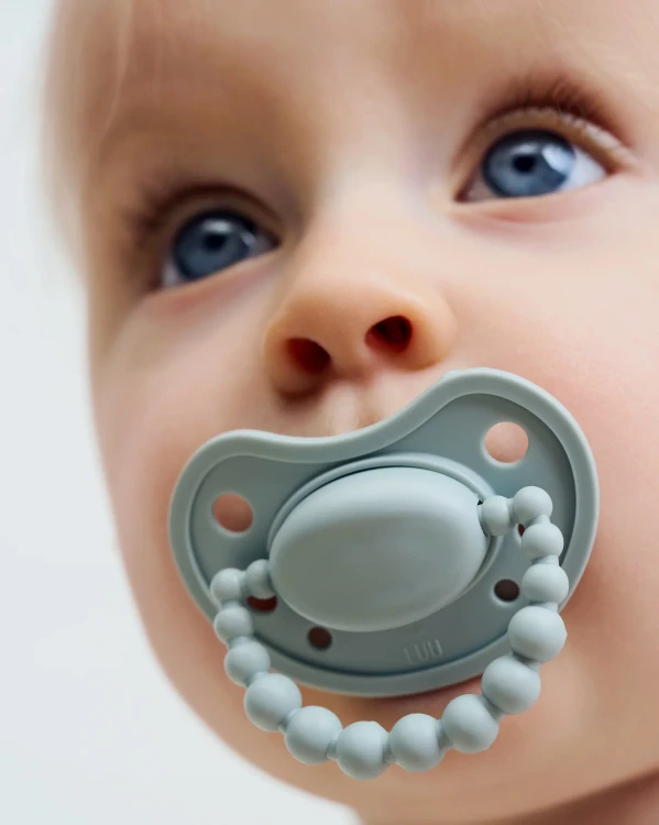 smoczek-pozycjonujacy-frozen-sage-luu-kids (7).webp