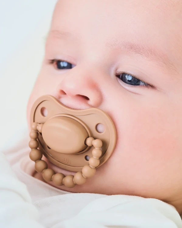 smoczek-pozycjonujacy-milk-hazelnut-luu-kids (6).webp