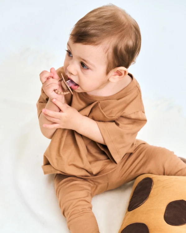 smoczek-pozycjonujacy-milk-hazelnut-luu-kids (8).webp