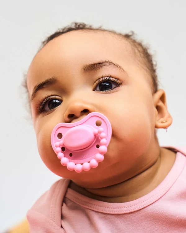 Smoczek pozycjonujący Pink A Boo LUU Kids