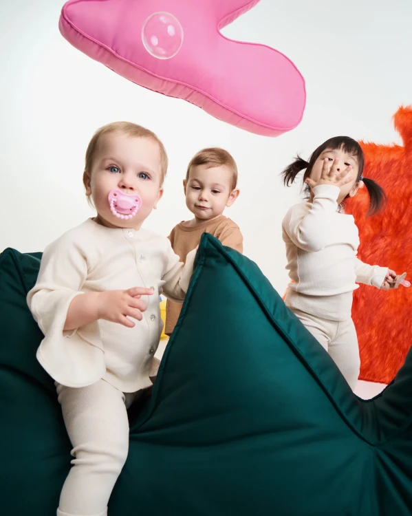 Smoczek pozycjonujący Pink A Boo LUU Kids