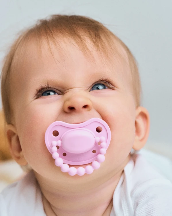 Smoczek pozycjonujący Pink A Boo LUU Kids