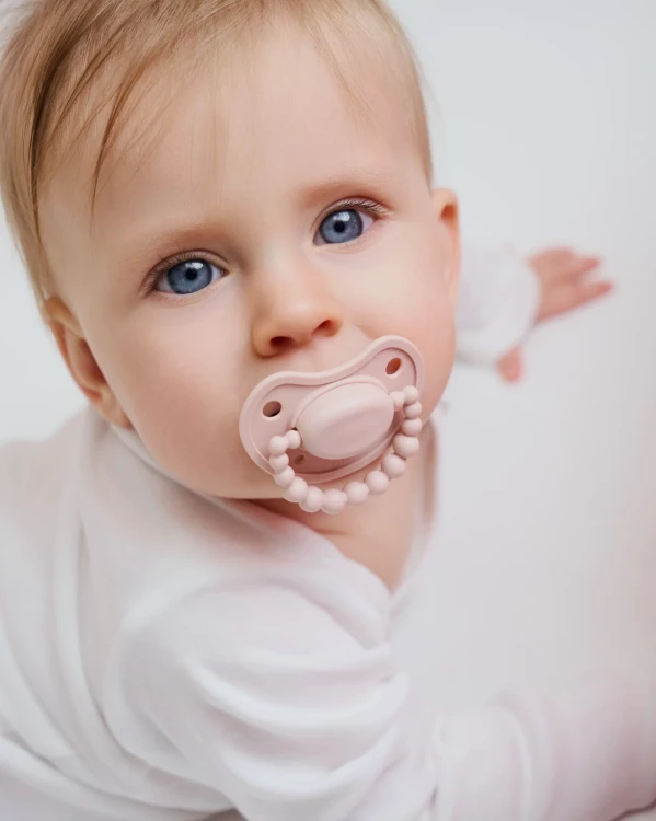 smoczek-pozycjonujacy-velvet-blush-luu-kids (6).webp