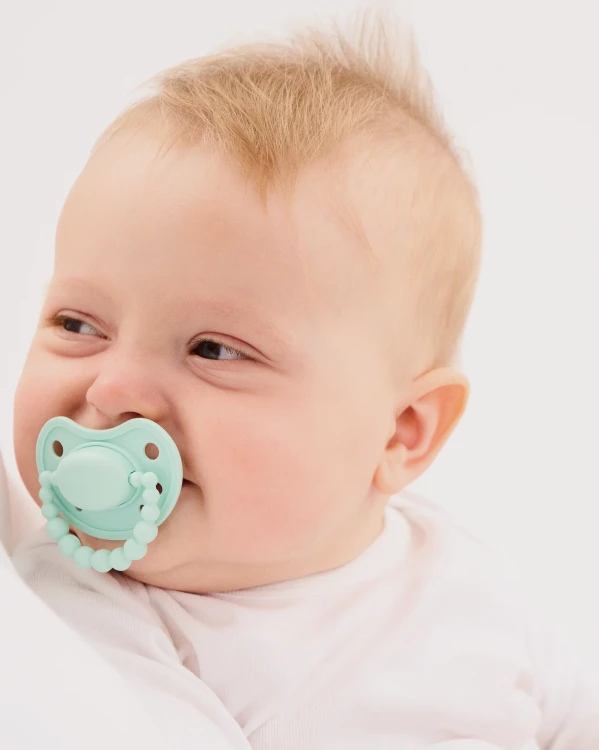 smoczek-pozycjonujacy-vivid-mint-luu-kids (7).webp