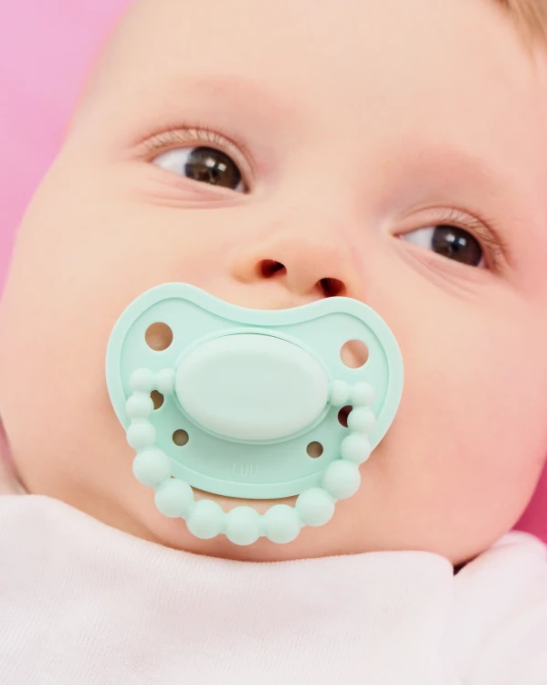 smoczek-pozycjonujacy-vivid-mint-luu-kids (8).webp