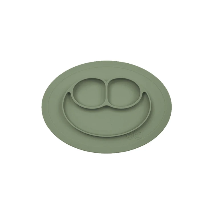 EUMMO001-818156023534-EZPZ-Silikonowy-talerzyk-z-podkładką-mały-2w1-Mini-Mat-oliwkowy- (6).jpg