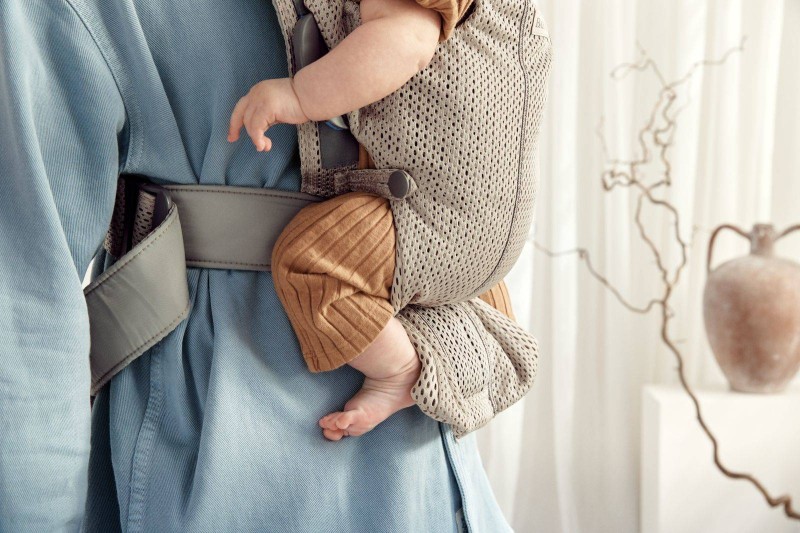 BABYBJORN MINI 3D Mesh – nosidełko, Szary Beż