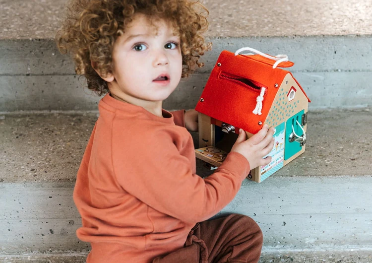 83263-5414834832631-LILLIPUTIENS-Drewniany-domek-manipulacyjny-z-zamkami-Lisek-Wlamywacz-3-lata-plus-(8).jpg