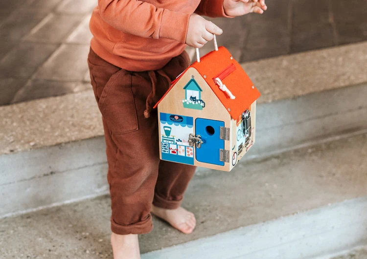 83263-5414834832631-LILLIPUTIENS-Drewniany-domek-manipulacyjny-z-zamkami-Lisek-Wlamywacz-3-lata-plus-(20).jpg