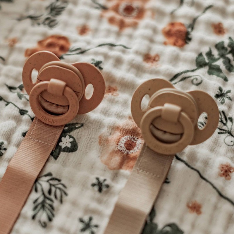 Elodie Details – Drewniana zawieszka na smoczek - Pure Khaki