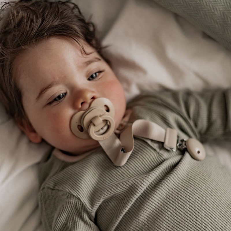 Elodie Details – Drewniana zawieszka na smoczek - Pure Khaki