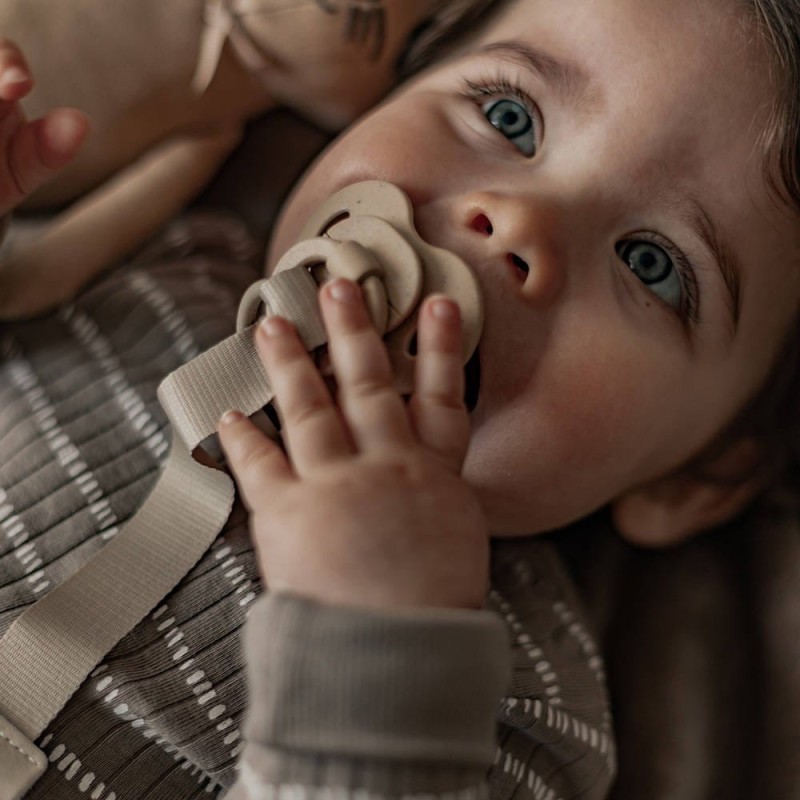 Elodie Details – Drewniana zawieszka na smoczek - Pure Khaki