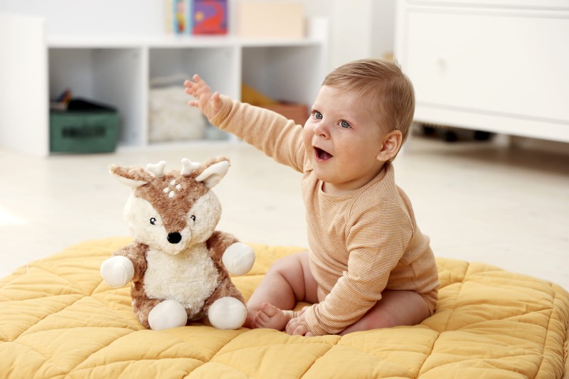 Szumiąca Sarenka z czujnikiem ruchu i pozytywką Finley Fawn Cloud B