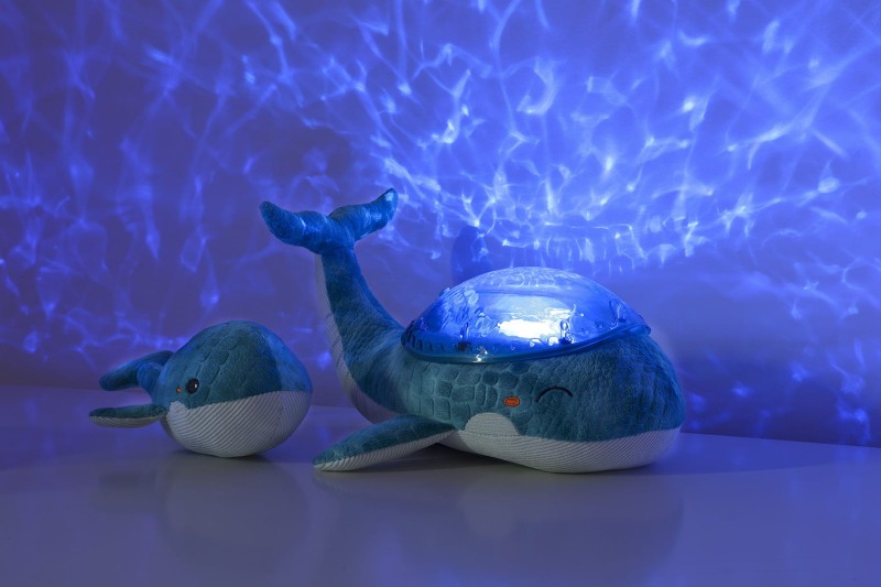 Lampka z projekcją świetlną i grzechotką Wieloryb niebieski Tranquil Whale Blue Family Cloud B