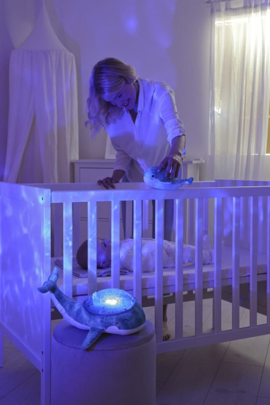 Lampka z projekcją świetlną i grzechotką Wieloryb niebieski Tranquil Whale Blue Family Cloud B