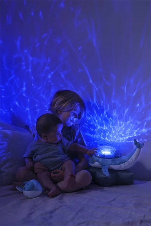 cloud-b-tranquil-whale-blue-family-lampka-z-projekcja-swietlna-i-grzechotka-wieloryb-niebieski_23003_5.jpg