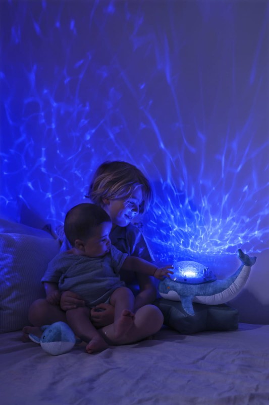 Lampka z projekcją świetlną i grzechotką Wieloryb niebieski Tranquil Whale Blue Family Cloud B