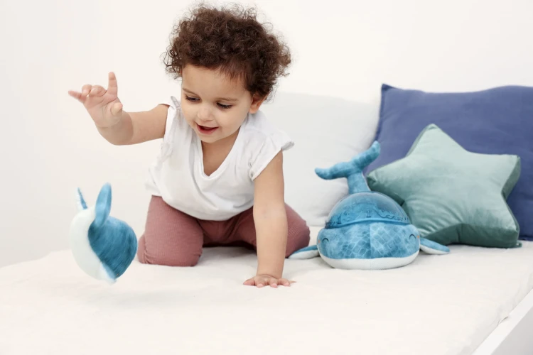 cloud-b-tranquil-whale-blue-family-lampka-z-projekcja-swietlna-i-grzechotka-wieloryb-niebieski_23003_6.jpg