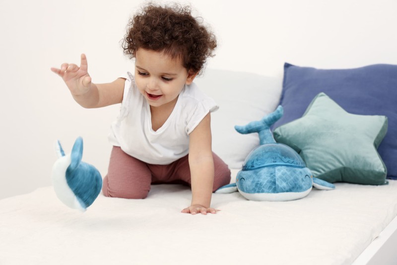 Lampka z projekcją świetlną i grzechotką Wieloryb niebieski Tranquil Whale Blue Family Cloud B