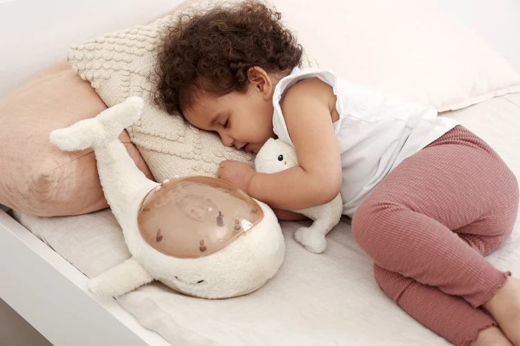cloud-b-tranquil-whale-white-family-lampka-z-projekcja-swietlna-i-grzechotka-wieloryb-bialy_23002_3.jpg