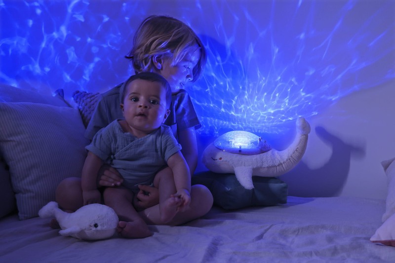 Lampka z projekcją świetlną i grzechotką Wieloryb biały Tranquil Whale White Family Cloud B