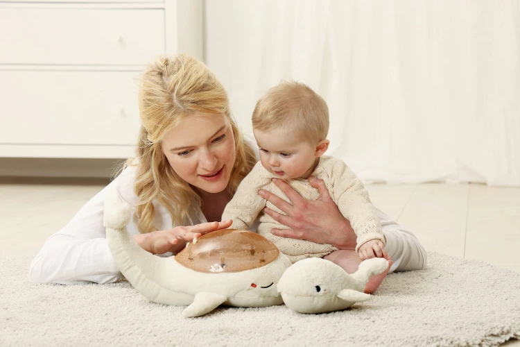 cloud-b-tranquil-whale-white-family-lampka-z-projekcja-swietlna-i-grzechotka-wieloryb-bialy_23002_7.jpg