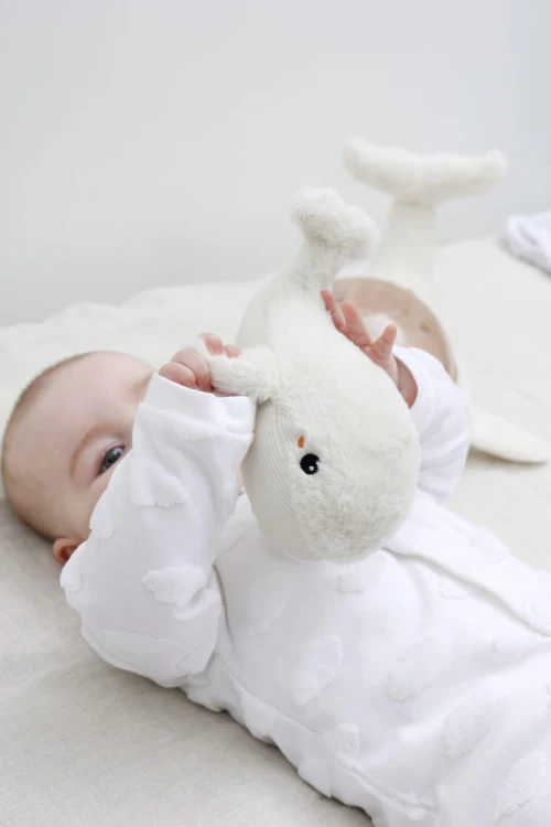cloud-b-tranquil-whale-white-family-lampka-z-projekcja-swietlna-i-grzechotka-wieloryb-bialy_23002_8.jpg