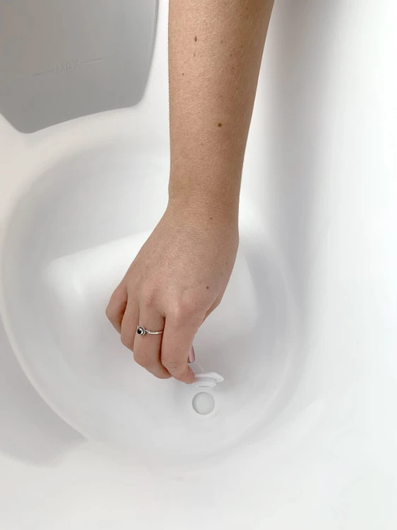 Shnuggle Bath with Plug - Hand Jpeg.jpg