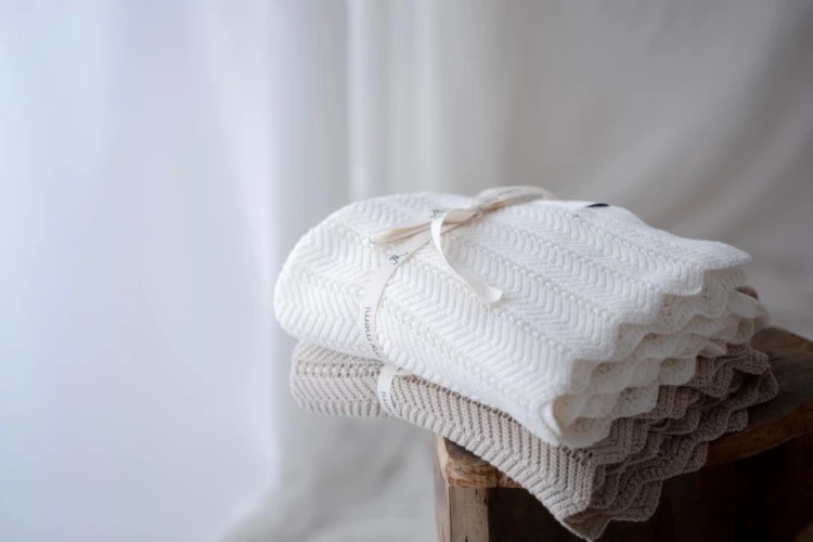 bamboo_blanket_80x100_light_grey_-_feather-2.jpg