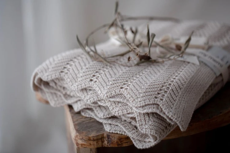 bamboo_blanket_80x100_light_grey_-_feather-3.jpg