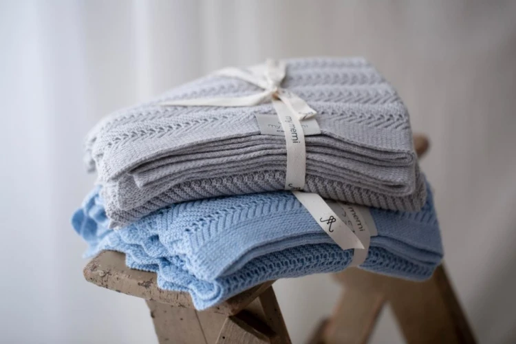 bamboo_blanket_80x100_light_grey_-_feather-4.jpg