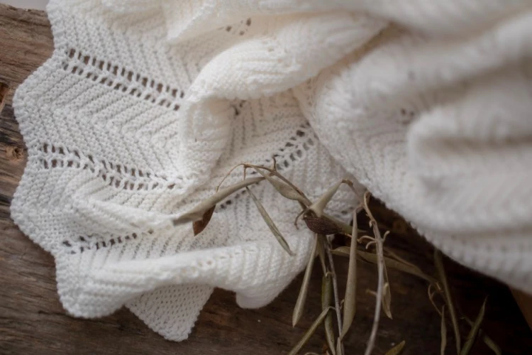 bamboo_blanket_80x100_light_grey_-_feather-8.jpg
