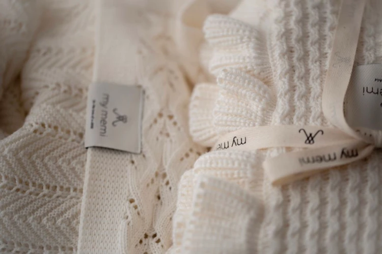 bamboo_blanket_80x100_light_grey_-_feather-9.jpg