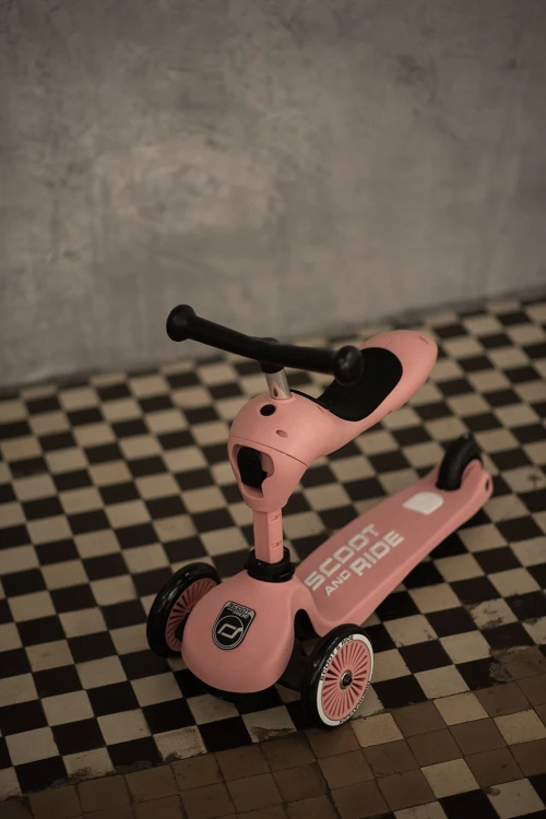 96270-4897033962704-SCOOTANDRIDE-Highwaykick-1-2w1-Jezdzik-i-hulajnoga-1-5-lat-Rose-lifestyle-(7).jpg